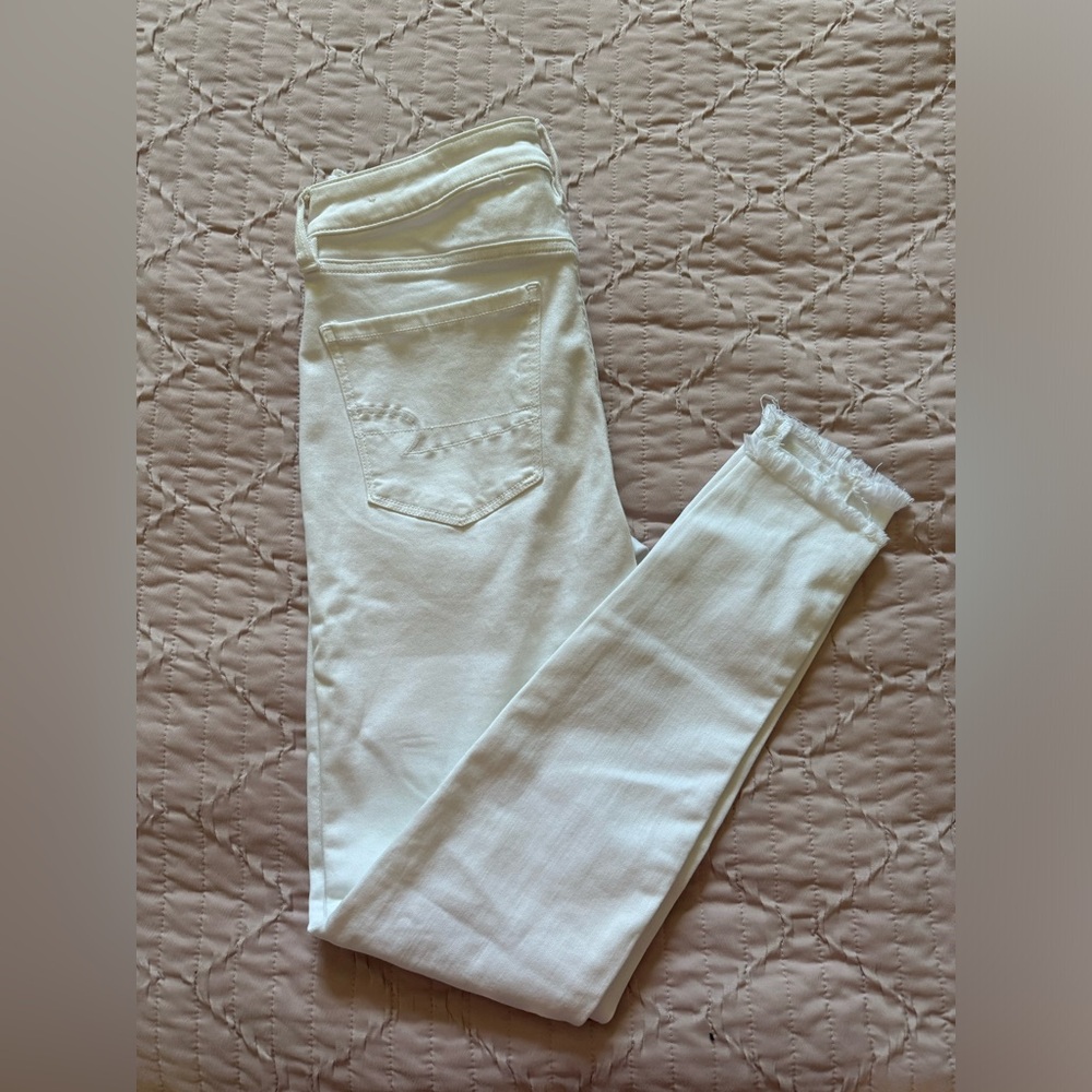 American Eagle Outfitters White Distressed Skinny Jeans.